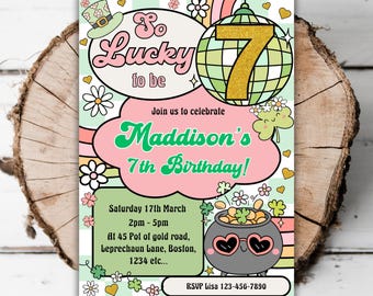 Può includere: Un invito colorato per una festa di compleanno di 7 anni con una palla da discoteca, trifogli e un pentolone d'oro. L'invito dice "So Lucky to be" e "Maddison's 7th Birthday!" con la data, l'ora e il luogo della festa.