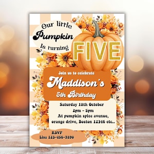Könnte beinhalten: Orangefarbener und weißer karierter Hintergrund mit einem Kürbis und einem herbstlichen Blumendesign. Der Text lautet "Our little Pumpkin is turning FIVE. Join us to celebrate Maddison's 5th Birthday. Saturday 18th October 2pm - 5pm. At pumpkin spice avenue, orange drive, Boston 12346 etc... RSVP Lisa 123-456-7890"