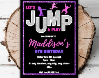 Könnte beinhalten: Eine schwarze und violette Geburtstagseinladung mit silbernem Glitzertext, auf der "Let's Jump & Play" steht, um Maddisons 8. Geburtstag zu feiern. Die Einladung enthält Datum, Uhrzeit und RSVP-Informationen.
