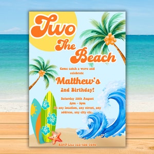 以下が含まれることがあります： オレンジと黄色の「Two the Beach」の文字が書かれた、青と白のビーチをテーマにした誕生日招待状。招待状は、マシューの2歳の誕生日で、サーフボード、ヤシの木、波が描かれています。「Come catch a wave and celebrate」という文字も含まれています。招待状には、パーティーの日時とRSVP番号が記載されています。