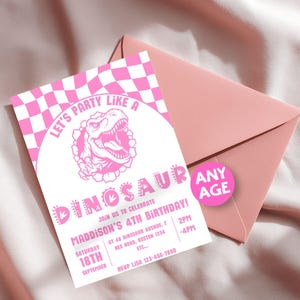 Pode incluir: Um convite de aniversário rosa e branco com padrão xadrez, uma ilustração de T-Rex e o texto "LET'S PARTY LIKE A DINOSAUR", "MADDISON'S 4TH BIRTHDAY" e "ANY AGE" num autocolante rosa, acompanhado por um envelope rosa.