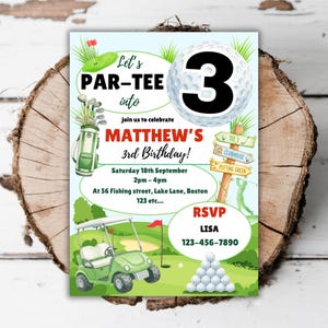 以下が含まれることがあります： 「Let's PAR-TEE into」と「MATTHEW'S 3rd Birthday!」のテキストが入った、ゴルフをテーマにした誕生日招待状。デザインには、数字の3が入ったゴルフボール、ゴルフカート、パッティンググリーンが含まれています。
