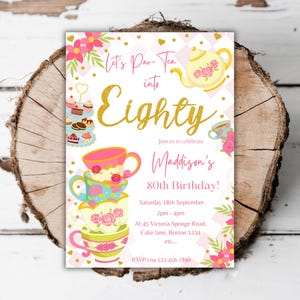 Könnte beinhalten: Rosa-goldene Einladung zu einer Tee-Party mit einer Teekanne, Teetassen und Cupcakes. Die Einladung lautet "Let's Par-Tea into Eighty" und "Join us to celebrate Maddison's 80th Birthday!"