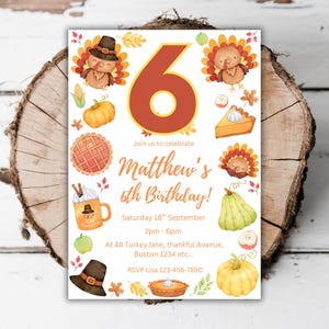 Puede incluir: Una invitación de cumpleaños con temática de Acción de Gracias con el número 6 en naranja. La invitación incluye ilustraciones de pavos, calabazas y pastel, con el texto "Matthew's 6th Birthday!" sobre un fondo blanco.