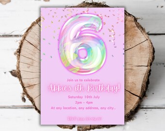Puede incluir: Invitación de cumpleaños rosa con un globo holográfico número seis y confeti. El texto dice "¡Únete a nosotros para celebrar el 6º cumpleaños de Abbie! Sábado 10 de julio 14:00-16:00 En cualquier lugar, cualquier dirección, cualquier ciudad... RSVP [número de teléfono]"