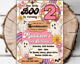 Peut inclure: Une invitation rose et blanche avec une boule disco et le texte "Our little BOO is turning 2" et "Maddison's 2nd Birthday". L'invitation est décorée de fantômes, de fleurs et de chauves-souris.