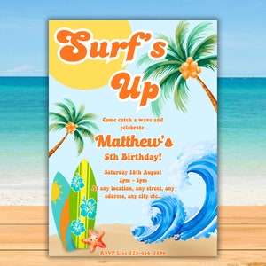 Op de afbeelding: Een blauwe en witte uitnodiging met een strandthema. De uitnodiging zegt "Surf's Up" en "Matthew's 5th Birthday!" met een datum en tijd. De uitnodiging heeft een palmboom, surfplank en oceaan golven.