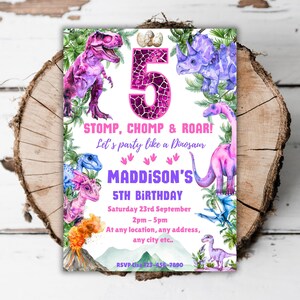 Peut inclure: Une invitation de fête d'anniversaire de dinosaure rose et violette avec un grand numéro 5 au centre. Le texte indique "STOMP, CHOMP & ROAR! Let's party like a Dinosaur MADDISON'S 5TH BIRTHDAY Saturday 23rd September 2pm - 5pm At any location, any address, any city etc.. RSVP Lisa 123-456-7890"