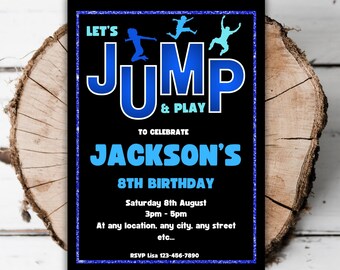 Könnte beinhalten: Schwarze und blaue Geburtstagseinladung mit dem Text "Let's Jump & Play" zur Feier von Jacksons 8. Geburtstag. Die Einladung enthält Datum, Uhrzeit und RSVP-Informationen.