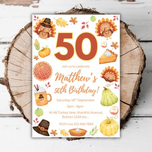 Puede incluir: Una invitación de cumpleaños festiva con un diseño de acuarela. La invitación presenta el número "50" en naranja, junto con ilustraciones de pavos, calabazas y pastel. El texto dice "Matthew's 50th Birthday!" e incluye detalles del evento.