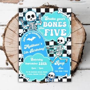 Puede incluir: Una invitación de fiesta de cumpleaños con temática de esqueleto. La invitación presenta esqueletos de dibujos animados, detalles de huesos y el texto "Shake your BONES into FIVE". La invitación incluye la fecha, hora y lugar de la fiesta.