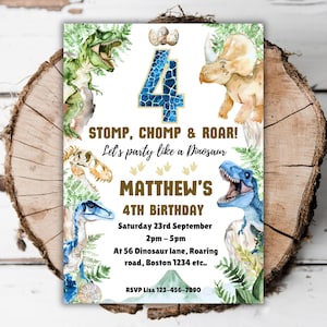 Può includere: Un invito per una festa di compleanno a tema dinosauri. L'invito presenta illustrazioni ad acquerello di vari dinosauri, il numero 4 e il testo "STOMP, CHOMP & ROAR!" e "MATTHEW'S 4TH BIRTHDAY". L'invito include i dettagli della festa.