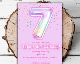 Puede incluir: Invitación de cumpleaños rosa con un número 7 holográfico iridiscente. El texto dice "¡Únete a nosotros para celebrar el 7º cumpleaños de Abbie! Sábado 10 de julio 14:00 - 16:00 En cualquier lugar, cualquier dirección, cualquier ciudad... RSVP [número de teléfono]"