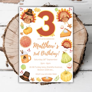 Puede incluir: Una invitación de cumpleaños con temática de Acción de Gracias con un gran número 3 naranja. La invitación incluye ilustraciones de pavos, calabazas y pastel. El texto dice "Matthew's 3rd Birthday!" con fecha, hora e información de RSVP.