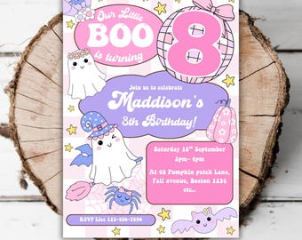 Peut inclure: Une invitation d'anniversaire sur le thème d'Halloween avec des rayures roses et blanches. Le texte "Our Little BOO is turning" et "Maddison's 8th Birthday!" est accompagné d'illustrations de fantômes, de chauves-souris et d'une araignée.