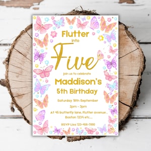Op de afbeelding: Een verjaardagsuitnodiging met een vlinderthema. De uitnodiging bevat de tekst "Flutter into Five" in goud, samen met de naam "Maddison" en de datum en tijd van het feest. Roze, paarse en blauwe vlinders en bloemen versieren de rand.