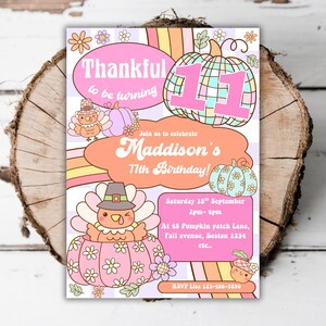 Könnte beinhalten: Eine farbenfrohe Geburtstagseinladung mit Thanksgiving-Thema. Die Einladung enthält den Text "Thankful to be turning" und "Maddison's 11th Birthday!" mit Illustrationen von Truthähnen und Kürbissen. Die Einladung ist mit Blumen und einem Regenbogen verziert.