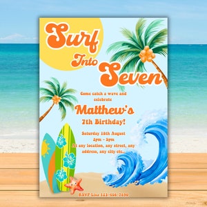 Op de afbeelding: Een blauwe en witte uitnodiging met een strandthema. De tekst luidt "Surf Into Seven Kom en vang een golf en vier Matthews 7e verjaardag! Zaterdag 18 augustus 14:00 - 17:00 uur Op elke locatie, elke straat, elk adres, elke stad etc... RSVP Lisa 123-456-7890".