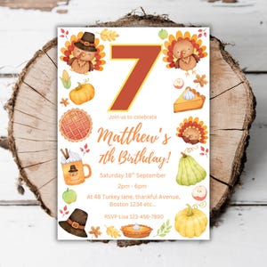 Puede incluir: Una colorida invitación para una celebración de 7º cumpleaños. El diseño presenta dibujos de pavos, calabazas, pastel y el texto "Matthew's 7th Birthday!". La invitación incluye la fecha, hora y lugar.