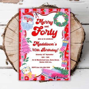 Könnte beinhalten: Eine festliche Einladung mit einem rosa-roten Streifenmuster. Der Text "Merry and Forty" in Rot feiert Maddisons 40. Geburtstag. Der Weihnachtsmann, ein Weihnachtsbaum und ein Auto sind abgebildet.