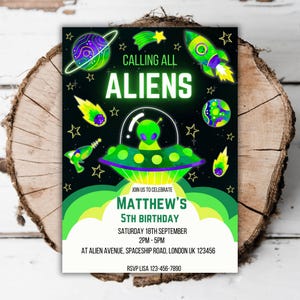 Peut inclure: Un vaisseau spatial extraterrestre vert avec un extraterrestre vert à l'intérieur, volant dans l'espace. L'invitation dit "Calling all Aliens" et "Matthew's 5th Birthday".