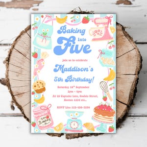Może przedstawiać: Zaproszenie na urodziny z motywem pieczenia. Zaproszenie zawiera tekst "Baking into Five" i "Maddison's 5th Birthday!" z ilustracjami narzędzi do pieczenia i smakołyków, takich jak mikser, ciasto i truskawki.
