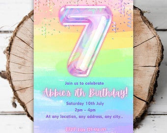 Puede incluir: Una invitación de cumpleaños de 7 años con un arcoíris y un número 7 holográfico. La invitación dice "Join us to celebrate Abbie's 7th Birthday!" con la fecha y la hora de la fiesta. La información de RSVP está en la parte inferior de la invitación.