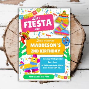 Op de afbeelding: Een kleurrijke uitnodiging voor een 2e verjaardagsfeest met een fiesta-thema. De uitnodiging toont een piñata, een cactus, een chilipeper en een schedel. De tekst op de uitnodiging luidt "Let's Fiesta into Maddison's 2nd Birthday".