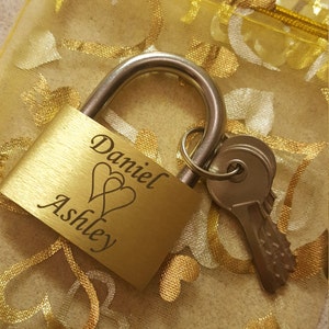 Brass love lock incl. Engraving + Organzasäckchen (lock with names and date, personalized gift, marinated)