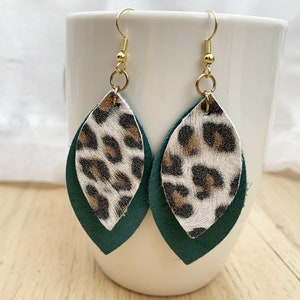 2 Layer Leder Blatt Ohrringe - Teal, Grün / Leopard Print Blütenblatt Ohrringe - Gold, Gepard Tier Muster, Damen Feder Dangly Ohrringe