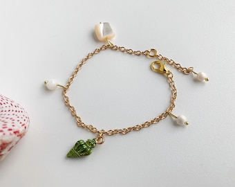 Gold Beach Charm Bracelet, Stainless Steel Chain Bracelet, Freshwater Pearls, Shell Charms, Ocean Lovers, Adjustable Beachy Bracelet