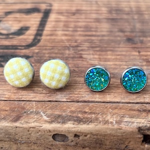 Set di 2 paia di orecchini, due paia di orecchini a perno, orecchini a perno con bottone in tessuto e druse, acciaio inossidabile argentato, set regalo, motivo a quadretti, verde, giallo