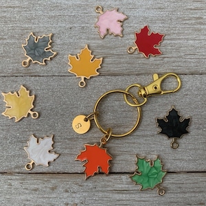 Ahornblatt-Schlüsselanhänger, Gold-Emaille-Schlüsselanhänger, individueller Anfangsanhänger, Tasche, Geldbörse Zubehör, sinnvolles kanadisches Geschenk, hergestellt in Kanada