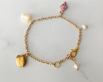 Gold Beach Charm Bracelet, Stainless Steel Chain Bracelet, Freshwater Pearls, Shell Charms, Ocean Lovers, Adjustable Beachy Bracelet