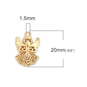 K&ouml;nnte beinhalten: Goldfarbener Metall-Engel-Anh&auml;nger mit einem filigranen Design. Der Anh&auml;nger ist 1,5 Zoll hoch und 6/8 Zoll breit.
