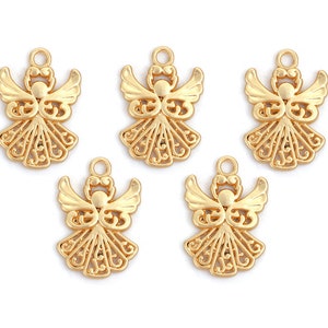 K&ouml;nnte beinhalten: F&uuml;nf goldfarbene Engelscharms mit filigranen Details. Die Charms sind perfekt, um Schmuck, Bastelarbeiten oder Wohnaccessoires einen Hauch von Eleganz zu verleihen.