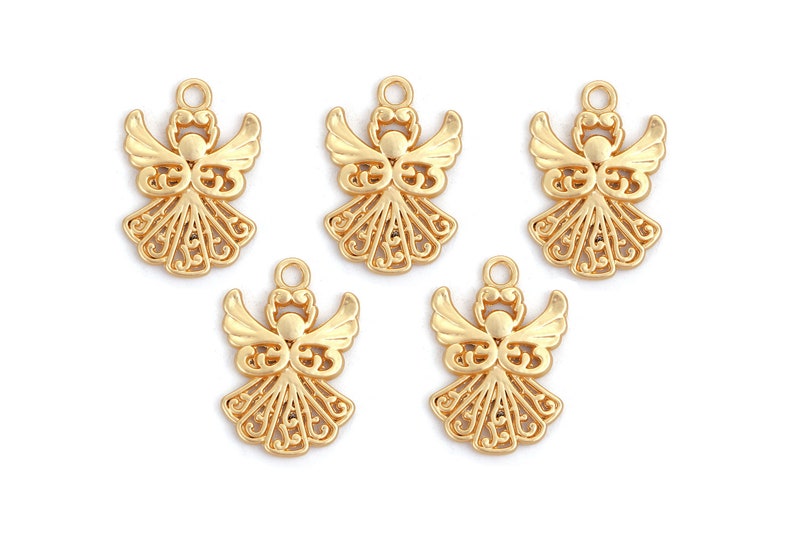 K&ouml;nnte beinhalten: F&uuml;nf goldfarbene Engelscharms mit filigranen Details. Die Charms sind perfekt, um Schmuck, Bastelarbeiten oder Wohnaccessoires einen Hauch von Eleganz zu verleihen.