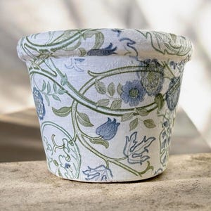 Peut inclure: Panneau en bois rustique avec l'inscription "Welcome to our home" en lettres blanches. Le panneau présente une finition vieillie et un design simple et accueillant, idéal pour la décoration de porte d'entrée.