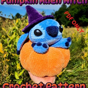 Peut inclure: Une peluche bleue représentant un extraterrestre avec de grands yeux noirs et un chapeau de sorcière violet foncé, assise dans une citrouille orange texturée. L'image contient le texte "Pumpkin Alien Witch" et "PDF ONLY CROCHET PATTERN".