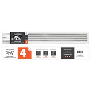 Op de afbeelding: Een pakket Smart Edge afwerkranden. Het pakket bevat vier zilverkleurige sierlijsten, elk met een afmeting van 45,7 cm x 1,2 cm. De verpakking toont het Smart Tiles-logo en installatie-instructies.