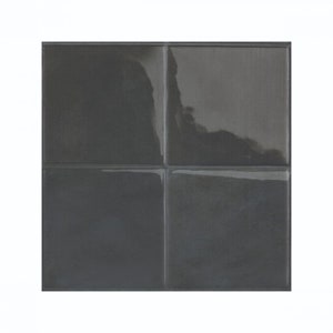 Könnte beinhalten: Vier quadratische graue Keramikfliesen mit glänzender Oberfläche.