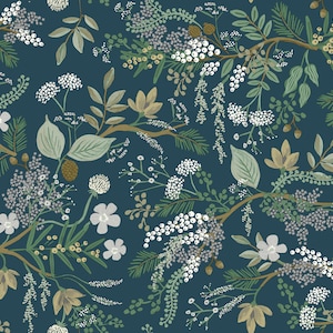 Puede incluir: Un patrón sin costuras que presenta una variedad de elementos florales blancos, verdes y marrones sobre un fondo azul oscuro. El patrón incluye pequeñas flores blancas, hojas verdes y ramas marrones.