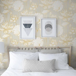 NextWall Peel and Stick Carta da parati metallizzata Boho con fiori di loto bianchi e grigi e oro NW33118