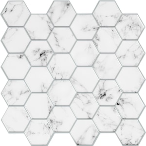 Puede incluir: Azulejos hexagonales de mármol blanco con un patrón de vetas grises. Los azulejos están dispuestos en un patrón escalonado, creando un diseño geométrico.