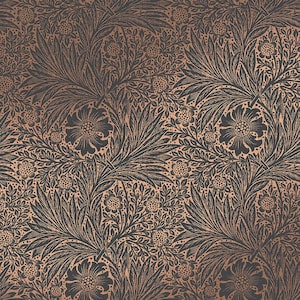 Può includere: Motivo ripetuto con elementi floreali e fogliari stilizzati in color carbone scuro su sfondo color rame. Il design include grandi fiori, foglie e grappoli floreali più piccoli, creando un'estetica vintage e strutturata.