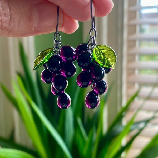 Weintrauben-Ohrringe, 30er, 40er Jahre inspirierte Lampwork-Frucht-Ohrringe, Glastrauben.  Sterling Silber.