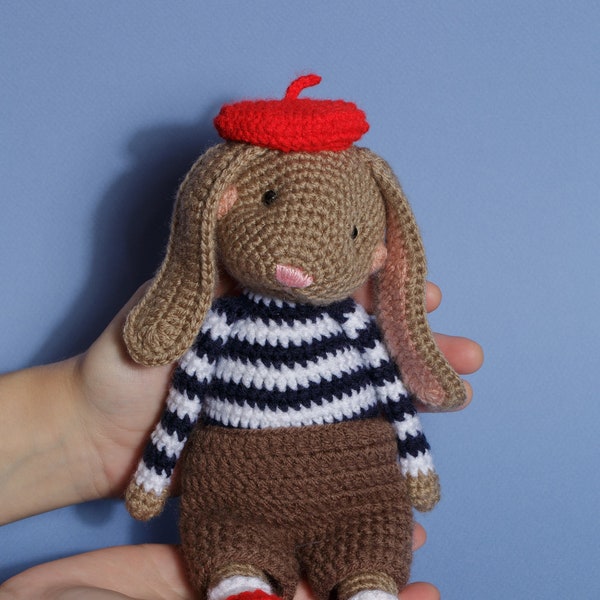 Jouet en crochet lapin au beret