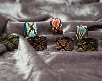 Anillo de cuentas de semillas con motivo "Serpiente"