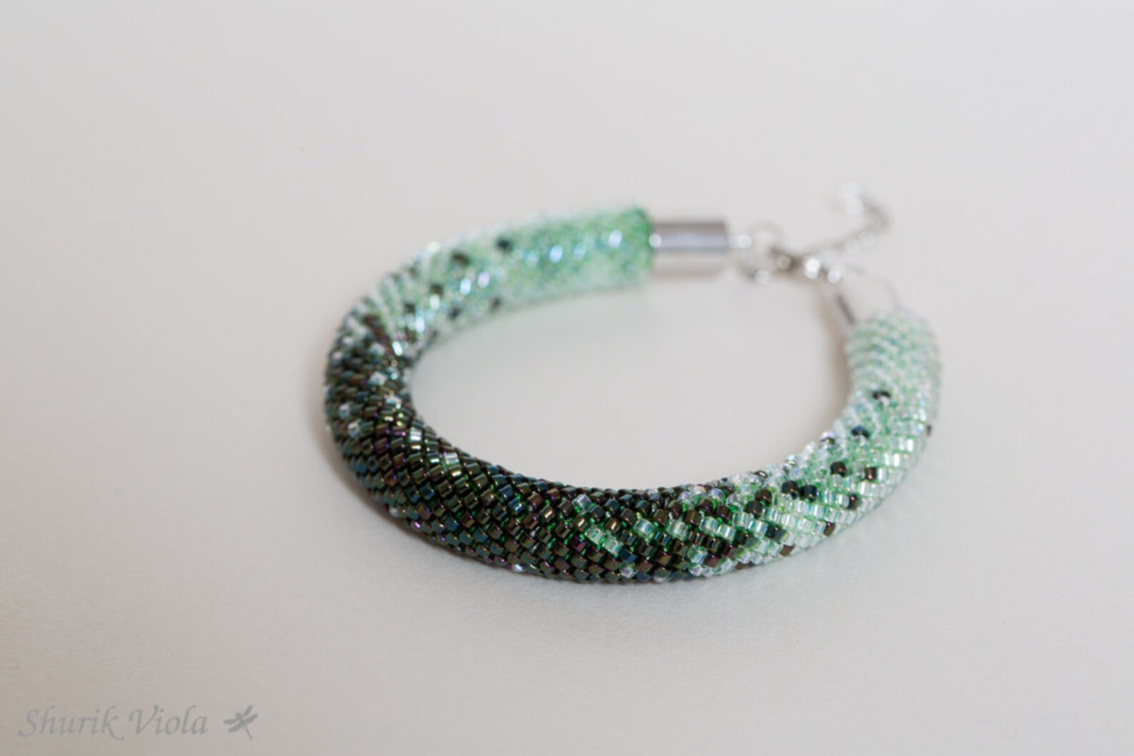 BRACELET RESSORT PERLES DE ROCAILLE 3 MM,VERT+DORé CUIVRé