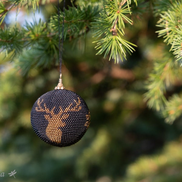 Weihnachtskugel mit Rocailles-Ornament „Hirsch“.